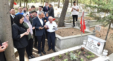 ŞEHİTLER MEZARI BAŞINDA ANILDI