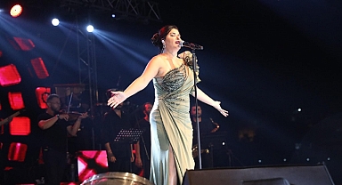 32. Ayçiçeği Festivalinde Eypio ve Zara konser verdi