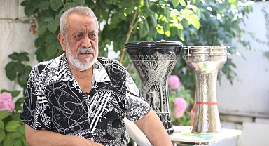 64 yıldır ekmeğini darbuka çalarak kazanıyor