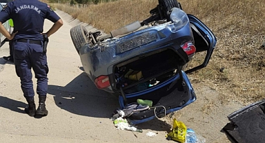 Devrilen otomobildeki 5 kişi yaralandı