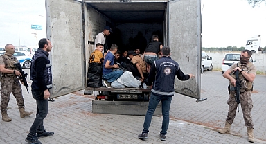 Kamyonet kasasında 32 göçmen yakalandı