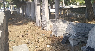 Mezarlık çöplüğe döndü