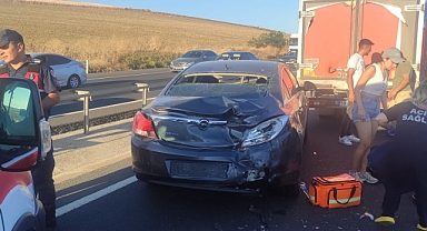 Otomobile arkadan motosiklet çarptı