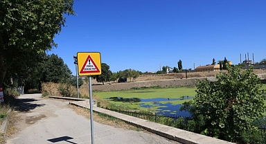 Tunca Nehri kenarındaki yol çöktü