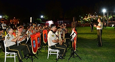 Askeri bando konser verdi