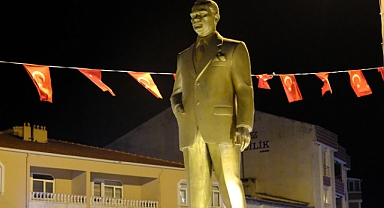 ATATÜRK BÜSTÜNE SALDIRIYI KINADI