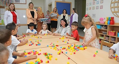 Başkan Akın okulun ilk günü öğrencileri yalnız bırakmadı