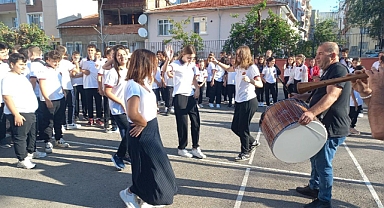 Davul-zurnalı eğitim yılı açılışı