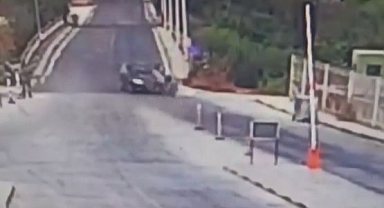 GÜMRÜKTEKİ KAZA GÜVENLİK KAMERASINA YANSIDI