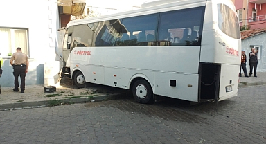 Midibüs evin duvarına çarptı