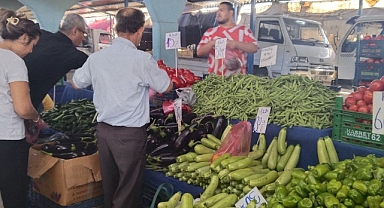 Sebze pazarında sonbahar yoğunluğu