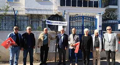 Siyah çelenk bırakıldı