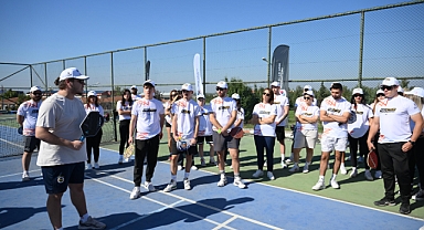 Üniversite öğrencileri, pickleball oynadı