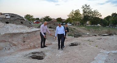 Vali Sezer, Gazi Mihal Bey Hamamı’nda incelemede bulundu