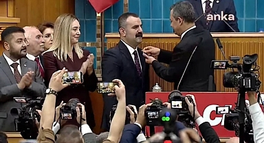 GENEL BAŞKAN ÖZEL MARTİN’E PARTİ ROZETİ TAKTI