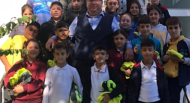Güreşçilere forma ve ayakkabı hediye etti