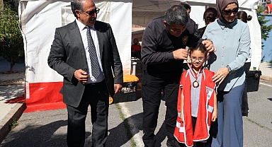 Kan bağışçısı getiren öğrenciye madalya