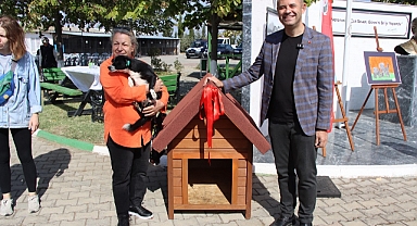 Köpek sahiplenen hayvanseverlere kulübe hediye edildi