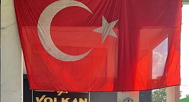 OTOGARDA DEV TÜRK BAYRAĞI