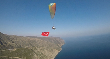 Yamaç paraşütçüleri Cumhuriyet Bayramı'nı gökyüzünde kutladı