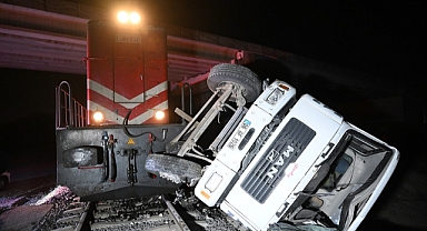 Yolcu treni beton pompası aracına çarptı