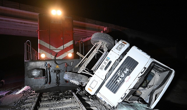 Yolcu treni beton pompası aracına çarptı