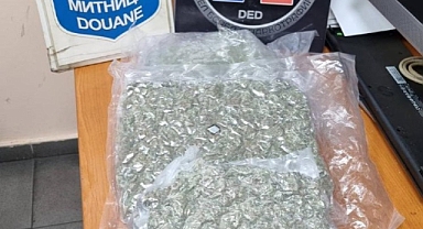 Yolu şaşırınca beline sardığı esrarla yakalandı