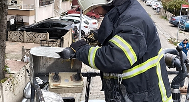 Ağaçta mahsur kalan karga kurtarıldı