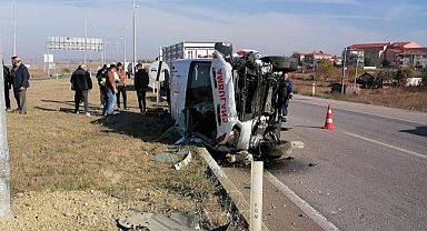 AMBULANS KAZA YAPTI SAĞLIK ÇALIŞANLARI VE HASTA YARALANDI