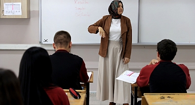 Bedensel engelli öğretmen çalışma azmiyle öğrencilerine örnek oluyor