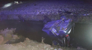 Devrilen otomobildeki 2 kişi öldü, 1 kişi yaralandı