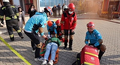 EĞİTİM FAKÜLTESİNDE DEPREM FARKINDALIK TATBİKATI GERÇEKLEŞTİRİLDİ