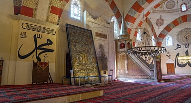 Kabe’nin kapı örtüsü Edirne Eski Cami’de sergileniyor
