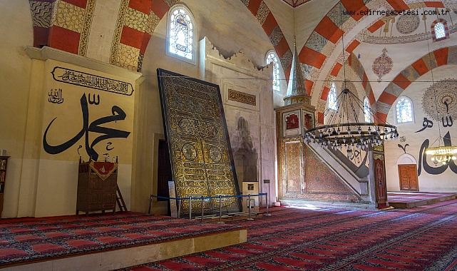 Kabe’nin kapı örtüsü Edirne Eski Cami’de sergileniyor