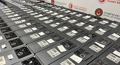 Lüks araçta 800 akıllı cep telefonu yakalandı