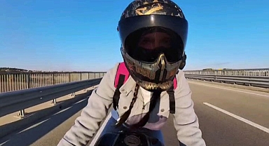 Motosiklet sürücüsü sırt çantasını açık unutunca