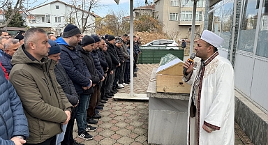 Oğlu tarafından bıçaklanarak öldürülen baba toprağa verildi