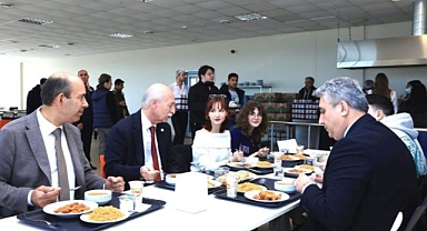 REKTÖR ÖĞRECİLERLE AYNI SOFRADA
