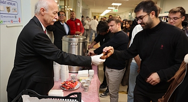 REKTÖRDEN ÖĞRENCİLERE SİMİT AYRAN İKRAMI