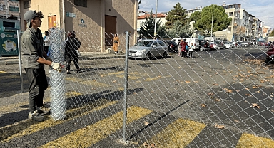 Sokak girişini tel örgüyle kapattı