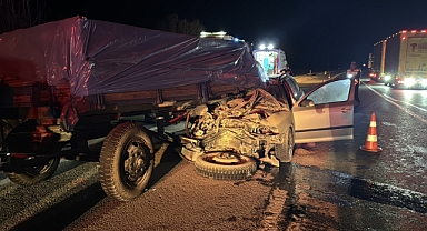 Traktörün römorkuna çarpan otomobilde 1 kişi öldü