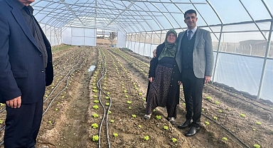 65 YAŞINDA GENÇLERE ÖRNEK OLUYOR