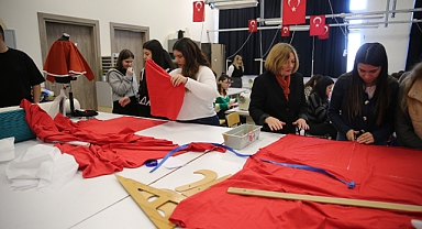 “Efsane renk” kıyafet ve hediyeliklerde