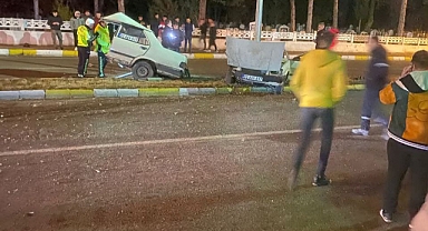 Otomobil ikiye bölündü 2 kişi ağır yaralandı