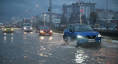 Sağanak etkili oldu