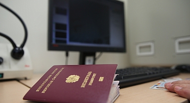 Sahte pasaport ve kimliğe geçit vermiyor