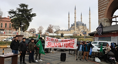 Suriyeliler Baas rejiminin çökmesini kutladı