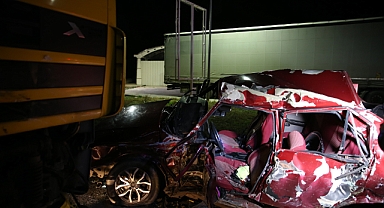 Tırla çarpışan otomobilin sürücüsü öldü