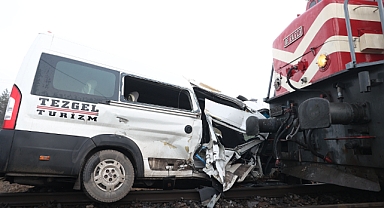 Tren servis aracına çarptı