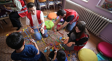 Üniversite öğrencileri dezavantajlı çocukları geleneksel oyunlarla buluşturuyor